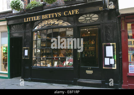 Peu de Betty's Cafe, York, North Yorkshire Banque D'Images