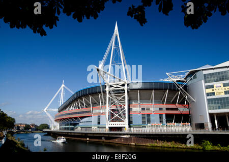 Millennium Stadium et Aqua Bus, Cardiff, Pays de Galles. Banque D'Images