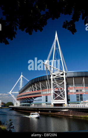 Millennium Stadium et Aqua Bus, Cardiff, Pays de Galles. Banque D'Images