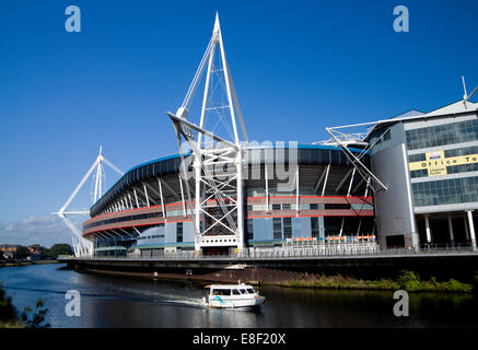 Millennium Stadium et Aqua Bus, Cardiff, Pays de Galles. Banque D'Images