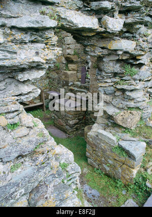 Entrée de la tour en ruine de St Mary's Abbey, Bardsey Island, au nord du Pays de Galles, fondé par AD1200 sur site traditionnel d'un monastère Celtique C6e. Banque D'Images