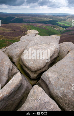 Les roches pierre meulière sur le bord nord de Kinder Scout, Peak District, Derbyshire, Angleterre. Banque D'Images