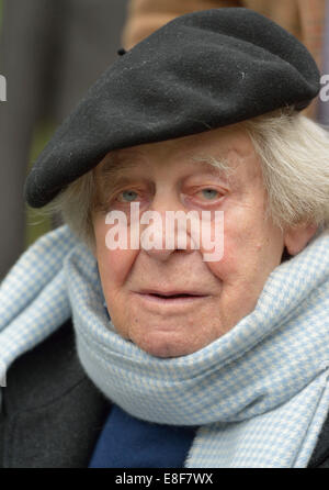 (Dossier) - Une archive photo, datée du 05 avril 2014, illustre auteur Siegfried Lenz de Marbach/Neckar, Allemagne. Siegfried Lenz est mort. PHOTO : THOMAS KIENZLE/DPA Banque D'Images