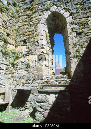 L'intérieur de la tour en ruine de St Mary's Abbey, Bardsey Island, au nord du Pays de Galles, fondé par AD1200 sur le site traditionnel d'un monastère Celtique C6e. Banque D'Images