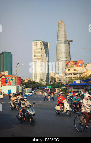 Vietnam, Ho Chi Minh Ville (Saigon), Dong Khoi, le trafic urbain Banque D'Images