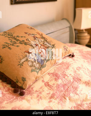 Close-up avec coussin design figuratifs sur rose et blanc Toile de Jouy rose maison bedroonm dans couette Banque D'Images