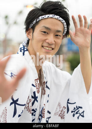 Adolescent japonais / étudiant à l'Awa Awa Odori ( Dance Festival ) a tenu 12 au 15 août dans la ville de Tokushima sur Shikoku, Japon Banque D'Images