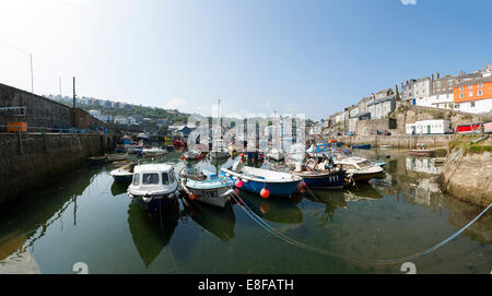 Vue panoramique / panorama de la pêche à la voile / bateaux amarrés / attaché dans le port de mer / port de Mevagissey à Cornwall. UK. Banque D'Images