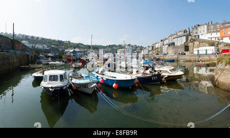 Vue panoramique / panorama de la pêche à la voile / bateaux amarrés / attaché dans le port de mer / port de Mevagissey à Cornwall. UK. Banque D'Images