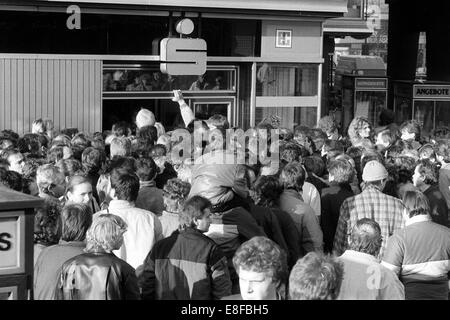Des dizaines de milliers de personnes errent dans les rues de Ku'damm avenue à l'ouest de Berlin, Allemagne, le 10 novembre 1989. Chaque citoyen de la RDA avait le droit de prendre un soi-disant "welcomne argent' de 100 deutsche mark. La chute du mur avait déclaré accidentellement lors d'une conférence de presse le jour précédent qui en conséquence finale a conduit à la réunification des deux Allemagnes. Photo : Eberhard Kloeppel Banque D'Images
