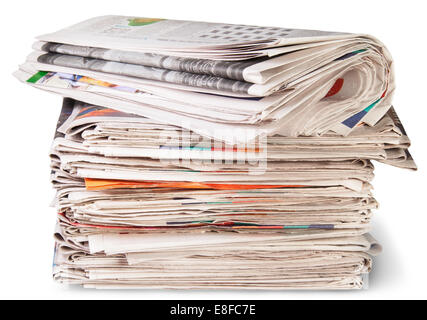 Pile de journaux et le rouleau isolé sur fond blanc Banque D'Images
