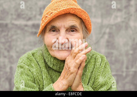 Portrait of a senior woman smiling at the camera Banque D'Images