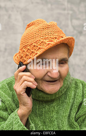 Portrait of a senior woman on the phone Banque D'Images