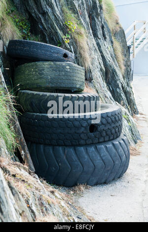 Les Bumpers fabriqué à partir de vieux pneus de véhicule commercial pour empêcher les véhicules et les voitures s'endommager sur les rochers. Mevagissey. Cornwall. UK Banque D'Images