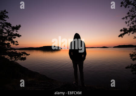 Man looking out at Lake Banque D'Images