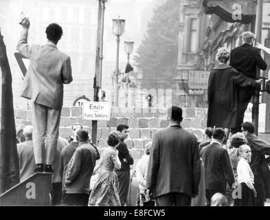 Les citoyens de Berlin Ouest vague à leurs proches à Berlin-Est le 30 septembre en 1961. Il est presque impossible en raison de la partition que récemment érigé. Banque D'Images