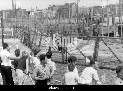 Les citoyens de Berlin Ouest regarder les garde-frontières de Berlin est la construction de nouvelles zones frontières à la Postdamer Platz à Berlin, 10 août 1966. À partir du 13 août 1961, le jour de la construction du mur de Berlin, au 9 novembre 1989, le jour de la chute du Mur de Berlin, la République fédérale d'Allemagne et la RDA ont été séparés par le rideau de fer entre l'Occident et l'Orient. Banque D'Images