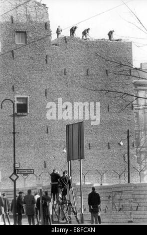 Les travailleurs de Berlin-Est sont occupés, à abattre une maison à la frontière de la rue Bernauer à Berlin le 7 février en 1964. Banque D'Images