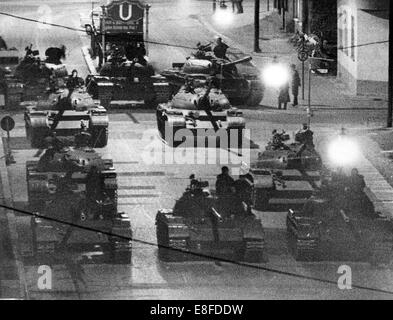 Les chars soviétiques dans les premières heures du matin dans l'Est de Berlin le 28 octobre 1961. Après un incident au point de passage de la frontière à la Friedrichstraße 'Checkpoint Charlie', les réservoirs des États-Unis et de l'armée soviétique a fait monter sur les deux côtés de la frontière, mais se retirer après une journée. À partir du 13 août 1961, le jour de la construction du mur de Berlin, à la chute du Mur de Berlin le 9 novembre 1989, la République fédérale d'Allemagne et la RDA ont été séparés par le rideau de fer entre l'Occident et l'Orient. Banque D'Images