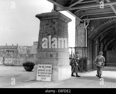 Deux soldats de l'armée américaine debout devant checkpoint Oberbaumbrücke à Berlin le 4 septembre 1962. La République fédérale d'Allemagne et la RDA ont été divisé par un "rideau de fer" entre l'Occident et l'Orient le jour de la construction du mur, le 13 août 1961 jusqu'à la chute du Mur de Berlin le 9 novembre 1989. Banque D'Images