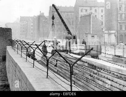 Escadrons de travail de Berlin est la construction d'un nouveau deuxième mur derrière le mur existant déjà dans la rue Bernauer à Berlin, pour la plupart, des façades de bâtiments, 11 avril 1967. À partir du 13 août 1961, le jour de la construction du mur de Berlin, jusqu'à la chute du Mur de Berlin le 9 novembre 1989, la République fédérale d'Allemagne et la RDA ont été séparés par le rideau de fer entre l'Occident et l'Orient. Banque D'Images