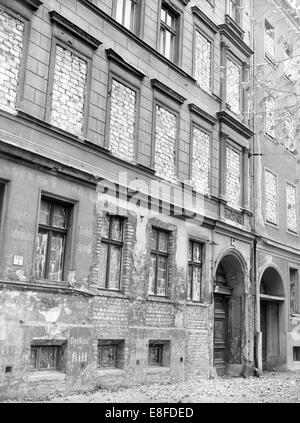 Vue sur la presque entièrement muré les fenêtres de deux maisons dans la rue Bernauer à Berlin le 17 janvier en 1961. Banque D'Images