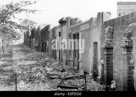 La partie avant de maisons de la Bernauer Straße à Berlin, qui a survécu à la démolition par les travailleurs est de Berlin, le 22 octobre 1965. Les maisons, qui ont été placé juste à côté de la frontière entre l'Est et l'ouest de Berlin, ont été démolis peu à peu pour la construction du mur de Berlin. Beaucoup de pierres sont tombées sur l'Ouest Berln Bernauer Straße. À partir du 13 août en 1961, le jour de la construction du mur, jusqu'à la chute du Mur le 9 novembre en 1989, la République fédérale d'Allemagne et la RDA ont été seperated dans l'Ouest et l'Est par le rideau de fer. Banque D'Images