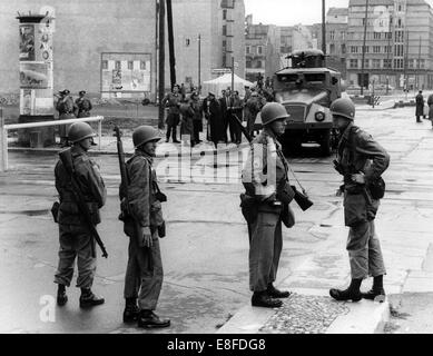 les-soldats-de-la-construction-de-la-rda-arm-e-du-peuple-en-face-de-la