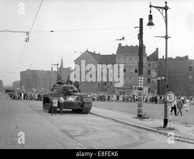 Un réservoir de nous est de point de passage des frontières Prinzenstrasse à Berlin en août 1961. À partir du 13 août en 1961, le jour de la construction du mur, jusqu'à ce que le 9 novembre en 1989, la chute du Mur de Berlin, la République fédérale d'Allemagne et la RDA ont été seperated dans l'Ouest et l'Est par le "rideau de fer". Banque D'Images