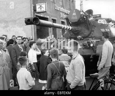 Berlin ouest debout à un lourd Patton tank de l'armée américaine, le 23 août 1961 à checkpoint Friedrichstrasse dans la partie ouest de Berlin. À partir du 13 août en 1961, le jour de la construction du mur, jusqu'à la chute du Mur le 9 novembre en 1989, la République fédérale d'Allemagne et la RDA ont été seperated dans l'Ouest et l'Est par le rideau de fer. Banque D'Images