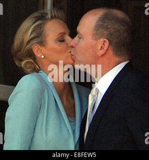 Baiser de la couple nouveau Prince Albert II de Monaco et son épouse Charlene sur le balcon du Palais Princier de Monaco, 01 juillet 2011, après leur cérémonie de mariage civil. La cérémonie a eu lieu dans la salle du trône du Palais du Prince. Photo : Jochen Lübke dpa  + + +(c) afp - Bildfunk + + + Banque D'Images