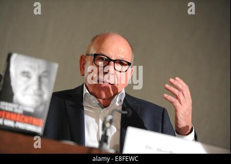 Berlin, Allemagne. Oct 7, 2014. Auteur Heribert Schwan présente le livre 'Vermaechtnis. Die Kohl-Protokolle' (angl. 'Legacy. Les protocoles Kohl'), écrit au sujet de l'ancien chancelier allemand Helmut Kohl, lors d'une conférence de presse à Berlin, Allemagne, 07 octobre 2014. Le livre par les auteurs Schwan et Jens sera publié par l'Heyne publishing company. Dpa : Crédit photo alliance/Alamy Live News Banque D'Images