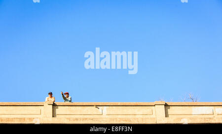 Deux hommes debout sur le pont Banque D'Images