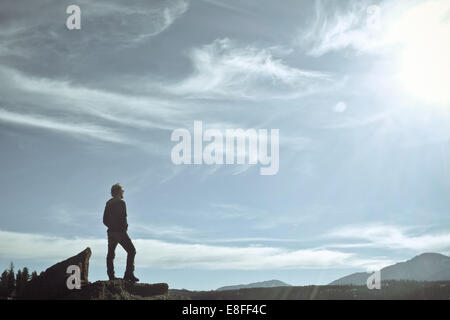 Homme debout sur Pikes Peak, Colorado, États-Unis Banque D'Images