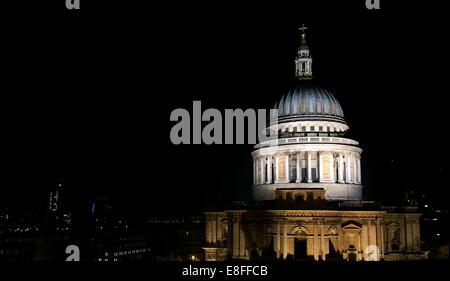 UK, Londres, Dôme de la Cathédrale St Paul de nuit Banque D'Images