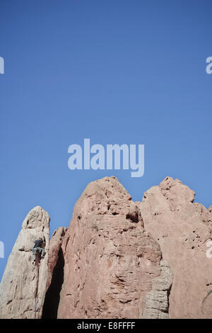 USA, Colorado, El Paso, Colorado Springs, le Jardin des Dieux, Garden Drive, Rock climber climbing spire Banque D'Images