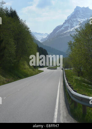 Route sinueuse à travers les montagnes, la Norvège Banque D'Images