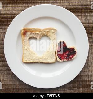 Toast avec confiture coupé en forme de coeur Banque D'Images