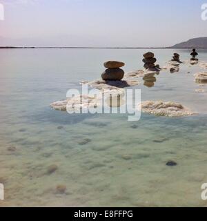 Des piles de cailloux à la mer Morte, Israël Banque D'Images