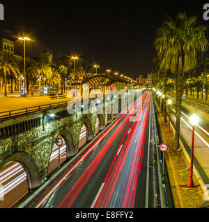 Des sentiers de lumière dans la ville, Barcelone, Catalogne, Espagne Banque D'Images