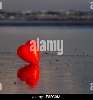 Cœur rouge sur plage Banque D'Images