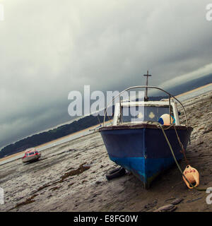 Bateau de pêche sur la plage à marée basse Banque D'Images