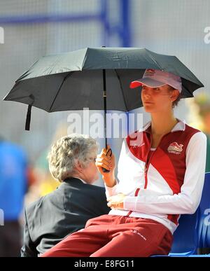 Isobel Pooley (FRA) nuances elle-même du soleil avec un parapluie. Saut en hauteur femmes. Athlétisme - Hampden Park - Glasgow - Royaume-Uni - 01 Banque D'Images