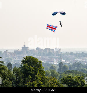 Homme en parachute sur le château de Windsor, Berkshire, Angleterre, Royaume-Uni Banque D'Images