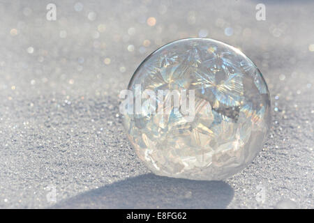 Bulle de savon sur la glace gelée Banque D'Images