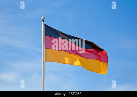 Drapeau allemand dans le vent Banque D'Images