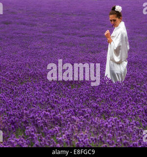 Woman standing in field Banque D'Images