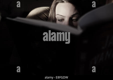 Close-up of woman reading a book Banque D'Images