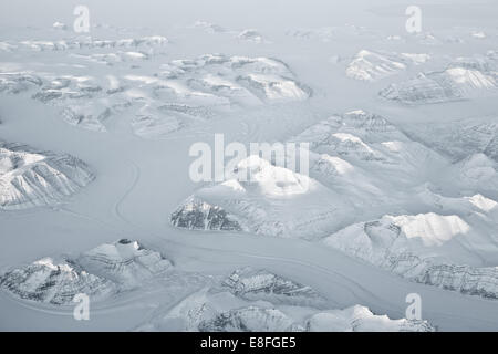 Vue aérienne des montagnes enneigées, Groenland Banque D'Images