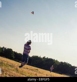 Deux garçons flying a kite Banque D'Images